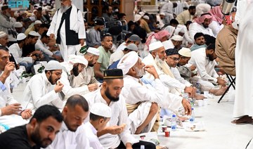Thousands flock to Ƶ’s 2 Holy Mosques to break fast on first day of Ramadan